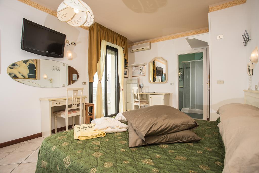 Hotel Byron ミラノ・マリッティマ エクステリア 写真